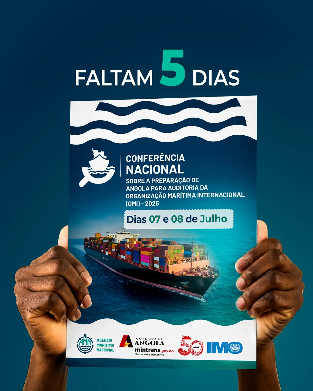 Peça de contagem decrescente: faltam 5 dias, com mãos a segurar o cartaz.
