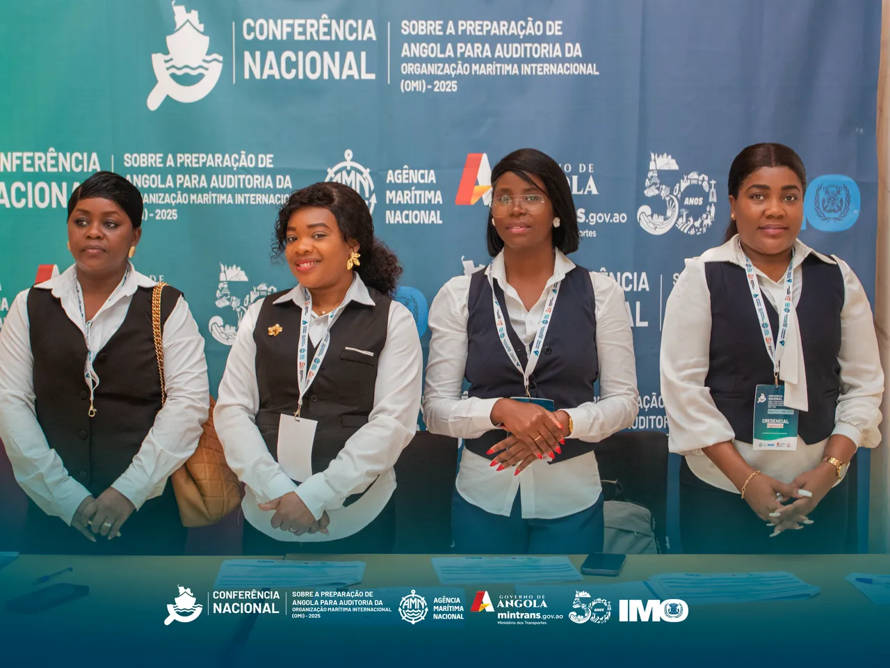 Equipa de acolhimento da conferência, junto ao painel de entrada.