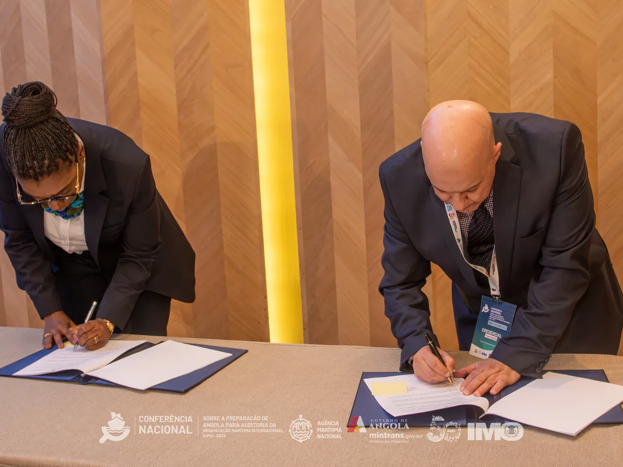 Assinatura de documentos entre dois participantes.