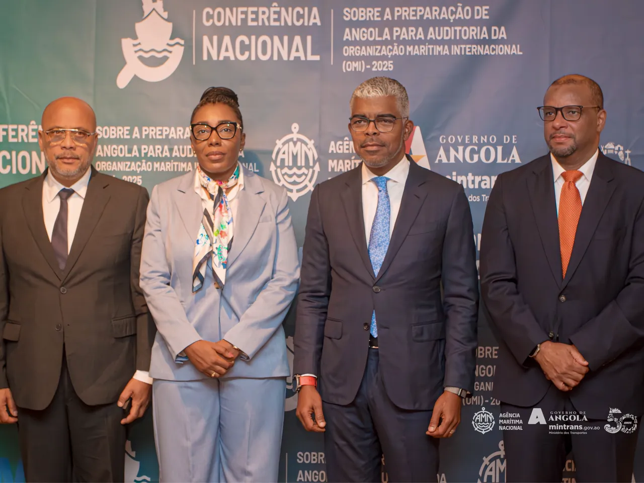 Fotografia oficial de dirigentes e convidados, no painel institucional.