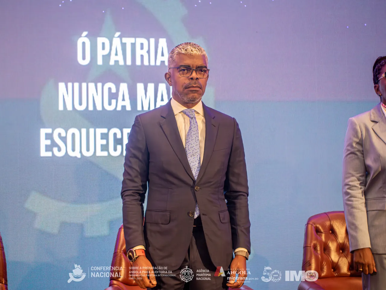 Momento do hino nacional, com a plateia de pé.
