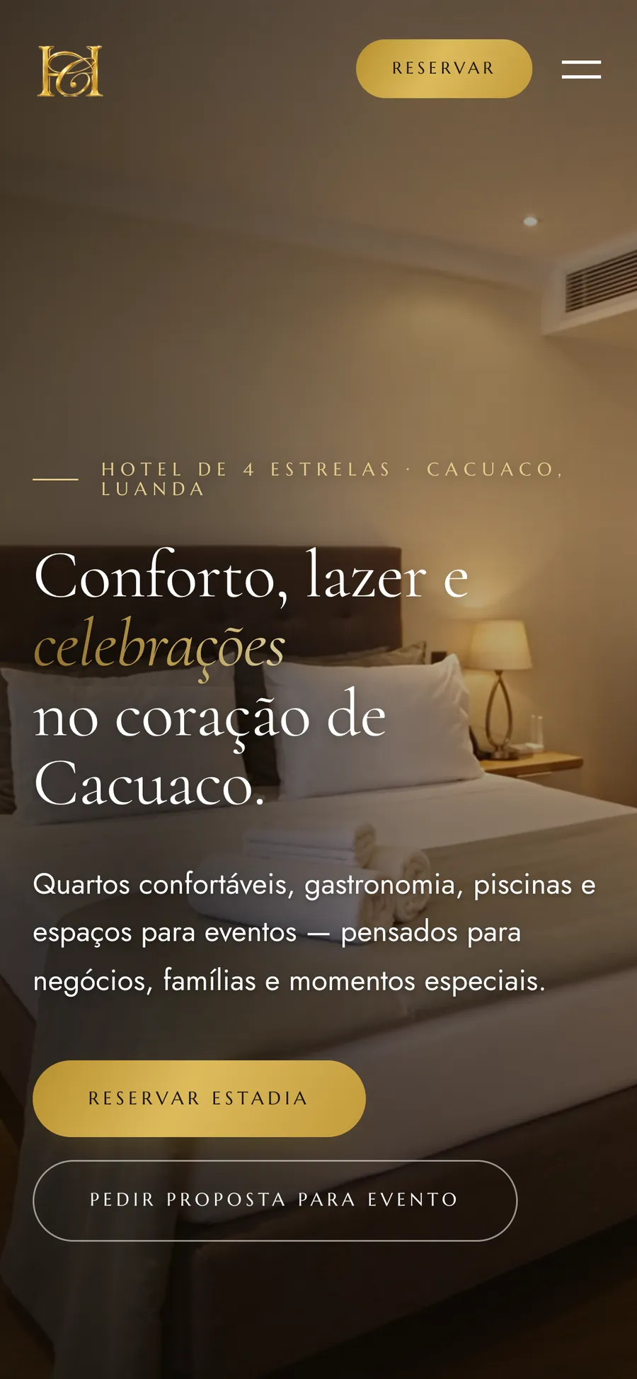 O site no telemóvel, com a marca do hotel e a navegação por área.