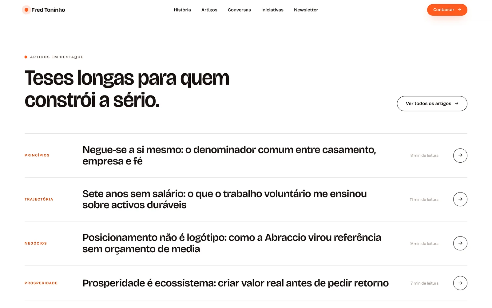 A secção de artigos na página inicial, com os textos em destaque.