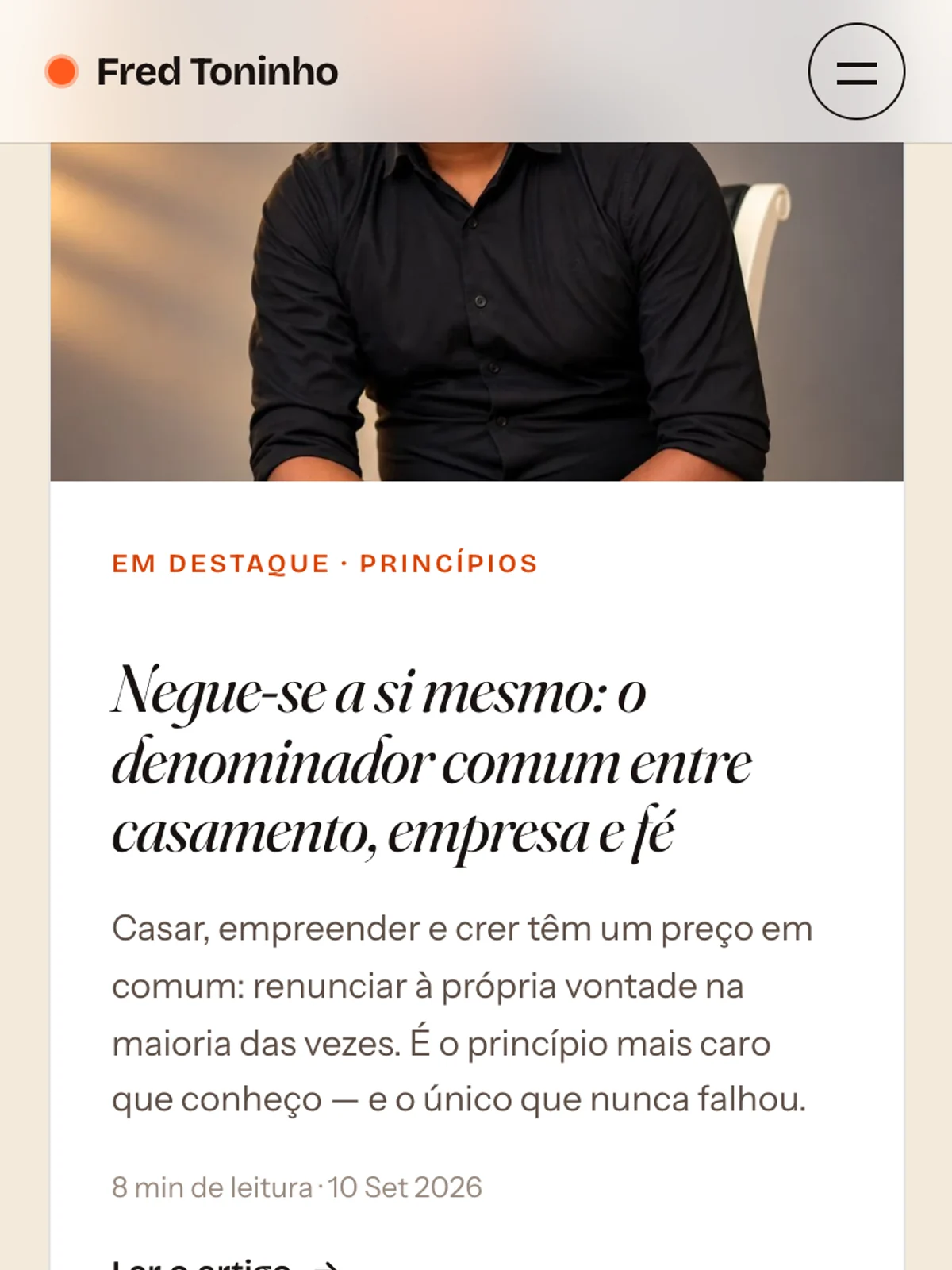 A página de artigos no telemóvel, com o texto em destaque.