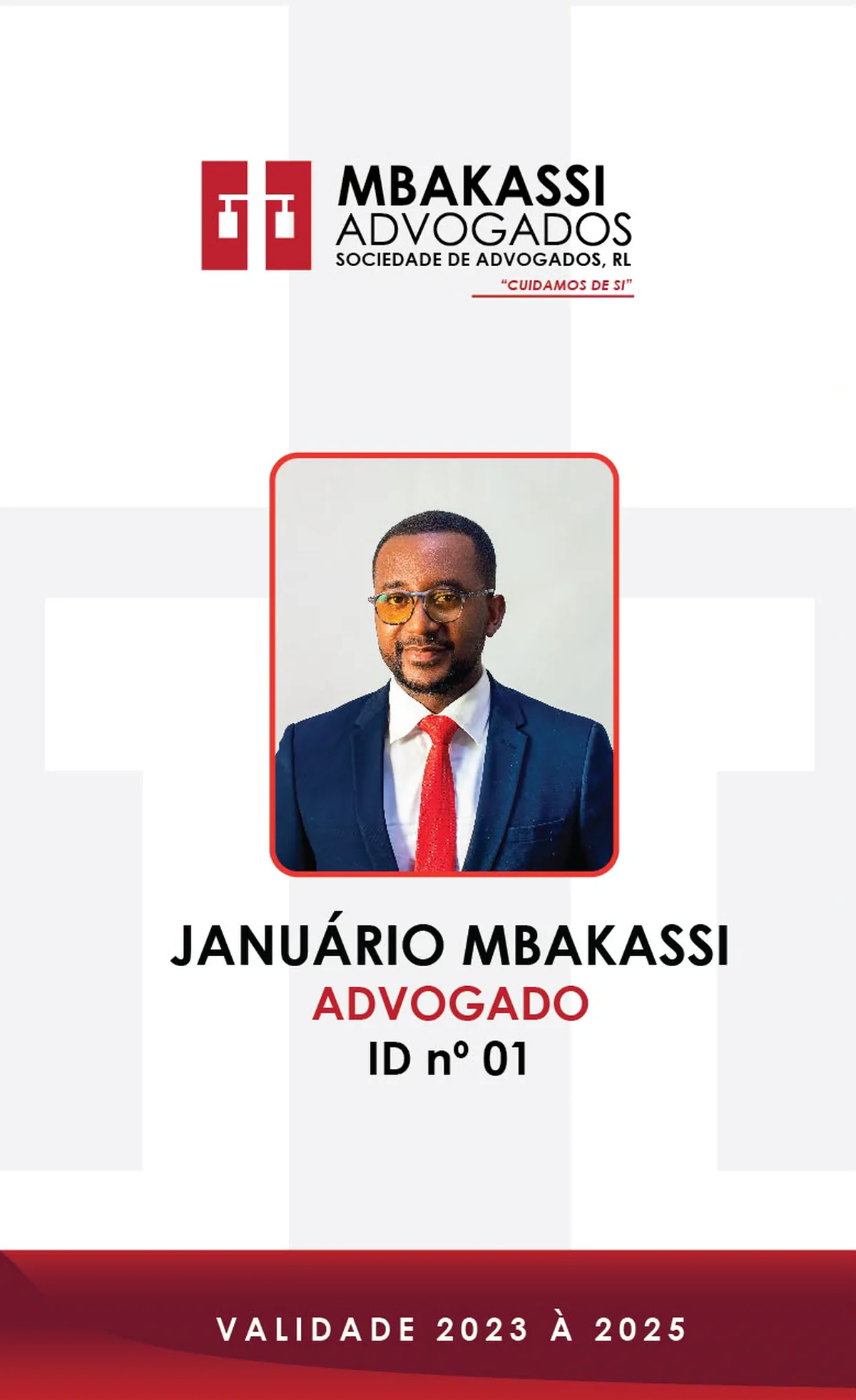 Crachá de identificação do Dr. Januário Mbakassi, com retrato e validade.
