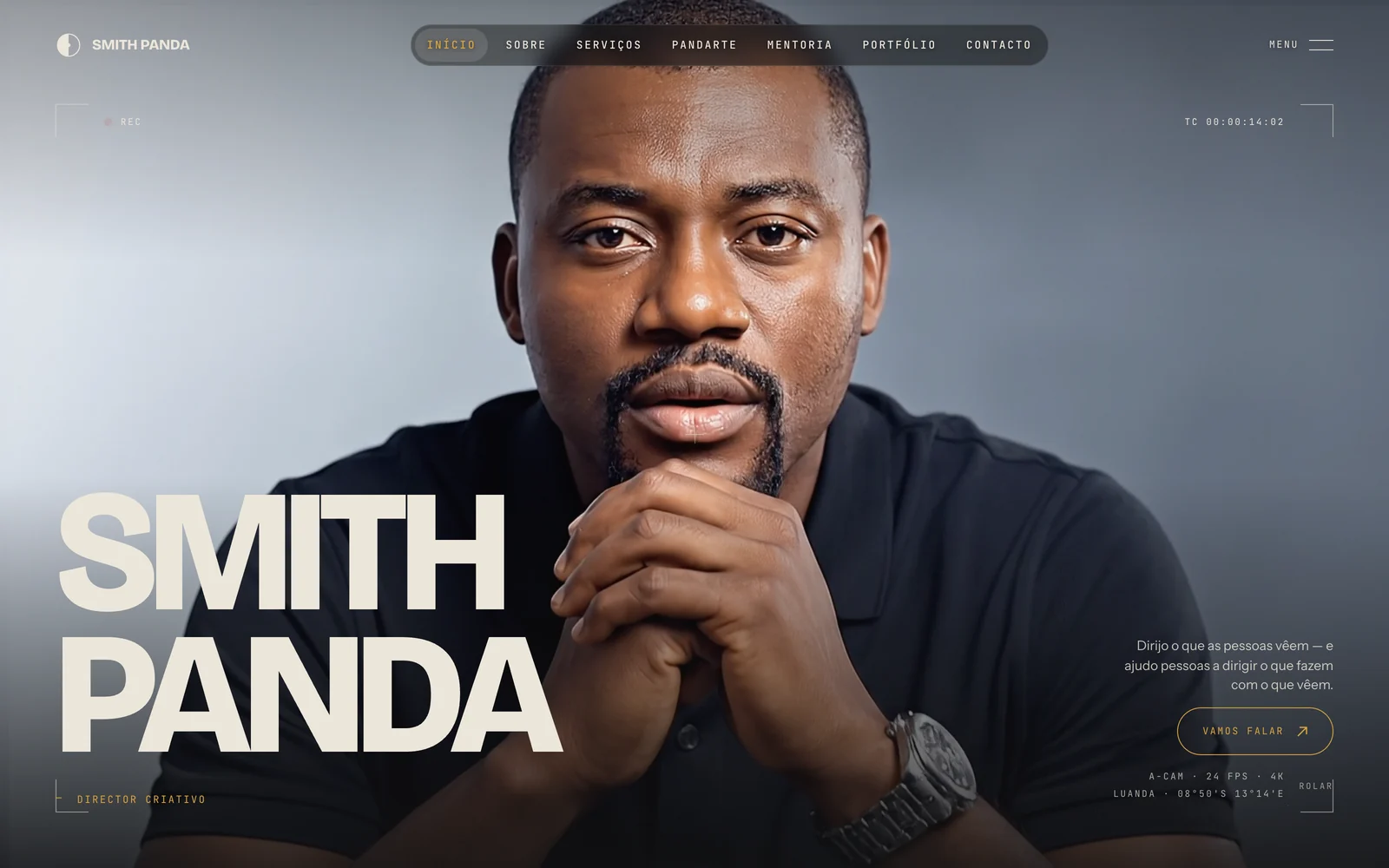 A página inicial de smithpanda.com, com o nome em letras grandes sobre a fotografia de Smith Panda à secretária.