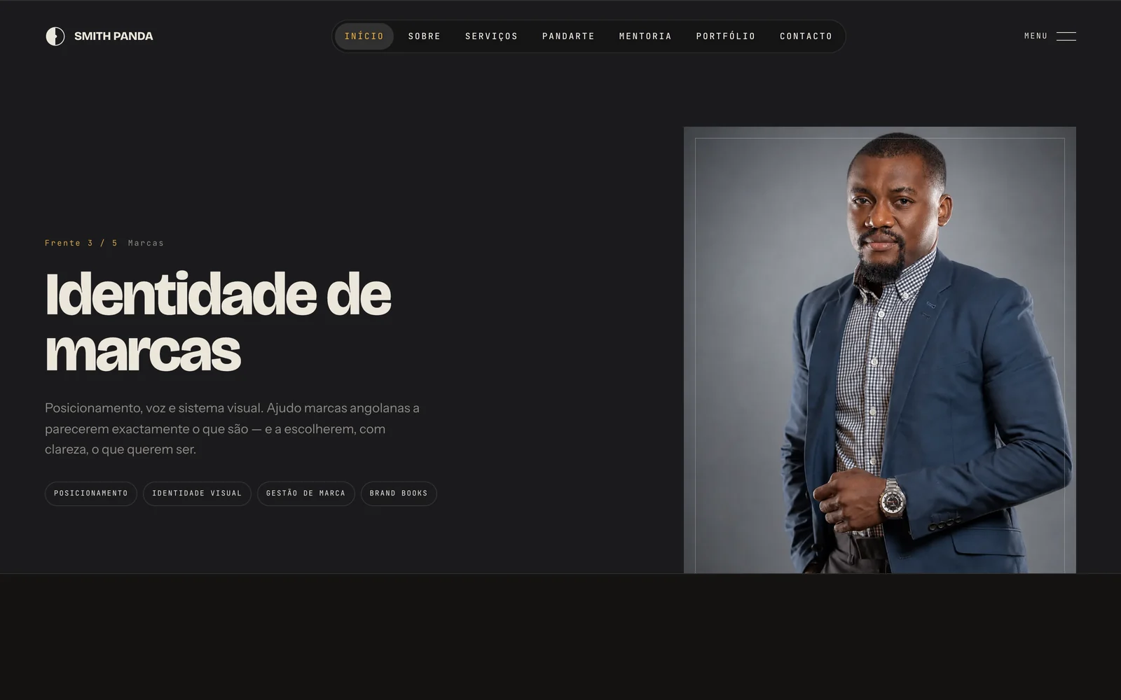 A frente «Identidade de marcas», com o resumo de posicionamento, voz e sistema visual.