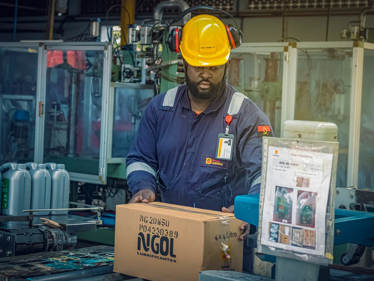 Operador a fechar uma caixa de NGOL MG 20W50 no fim da linha.