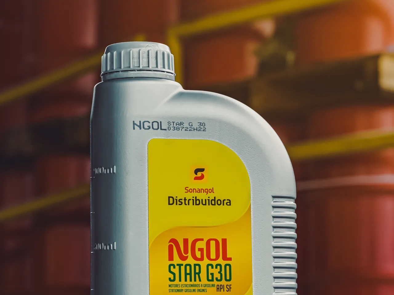 Embalagem de um litro do NGOL Star G30, com os tambores desfocados atrás.