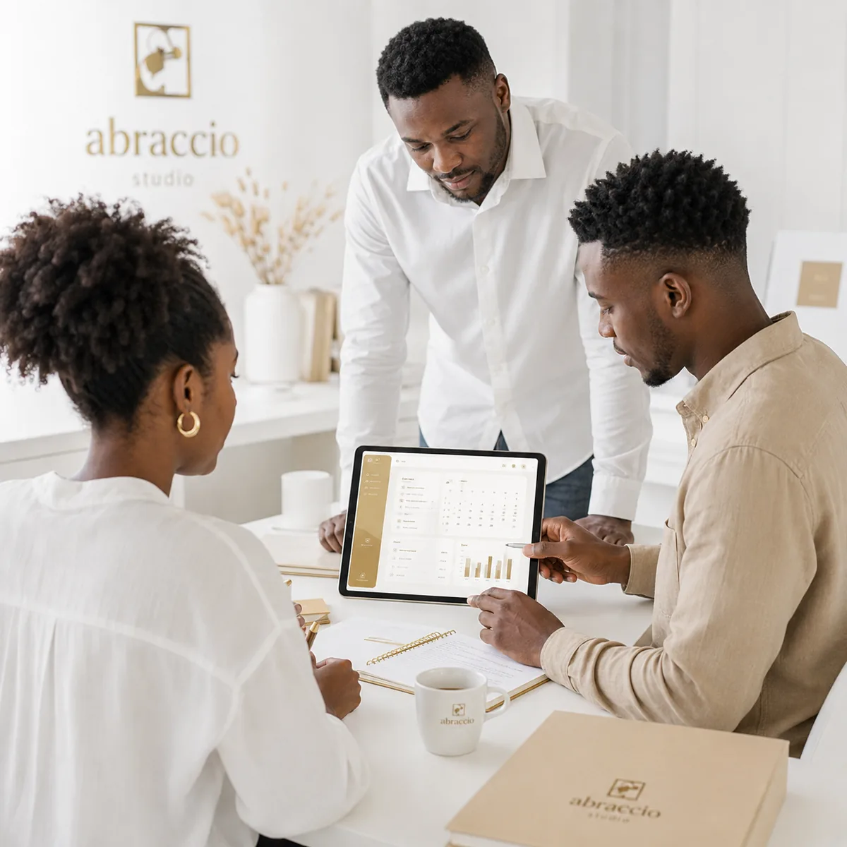 Equipa a testar um aplicativo interno num tablet, com o calendário e os mapas de stock no ecrã.